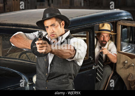 1920s vintage gangster al di fuori degli antichi automobile Foto Stock