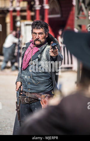 Sheriff punti pistola a fuorilegge in città Foto Stock