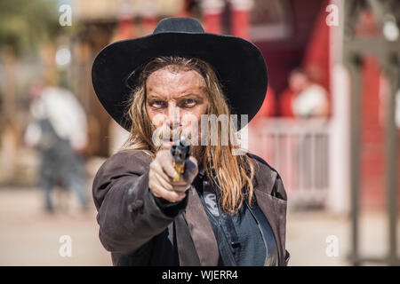 Punti Cowboy pistola a voi in città Foto Stock