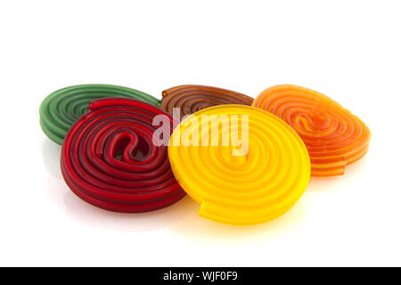 Colorato liquirizia candy goccia rotoli isolato sfondo bianco Foto Stock