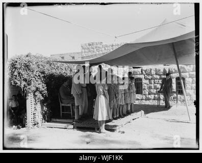 Hebron scuola per ciechi inizio esercizi. Un gruppo di ragazzi ciechi cantando Foto Stock