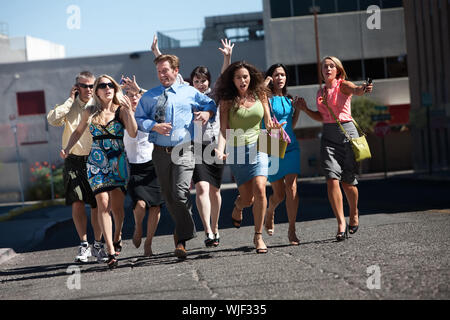 Gruppo di lavoro duro business gli uomini e le donne correre lungo una strada di città. Foto Stock