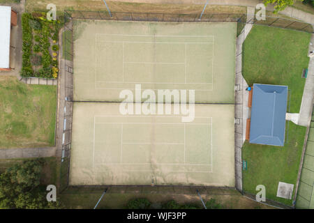 Una vista aerea del campo da tennis nei sobborghi Foto Stock