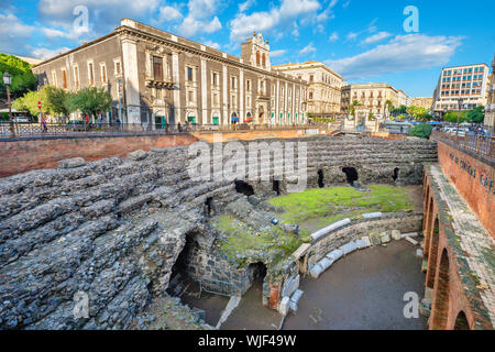 Resti dell'anfiteatro romano e palazzo Tezzano su Piazza Stesicoro. Catania, Sicilia, Italia Foto Stock