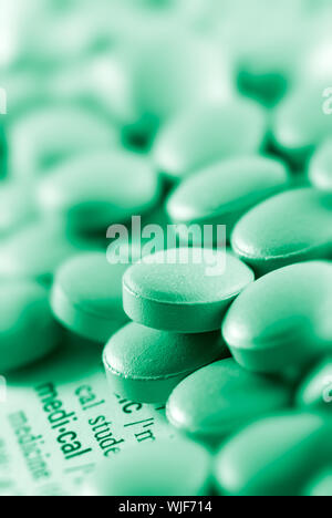 Qui ci sono troppe pillole che sarà sovradosata. Foto Stock