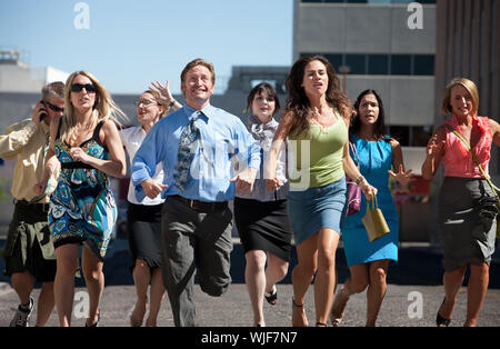 Gruppo di lavoro duro business gli uomini e le donne correre lungo una strada di città. Foto Stock