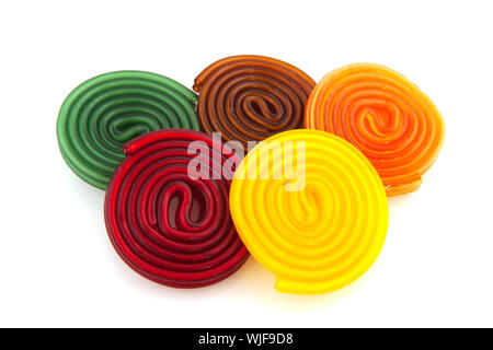 Colorato liquirizia candy goccia rotoli isolato sfondo bianco Foto Stock