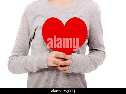 Bambino tenendo un cuore fatto con carta , isolate su uno sfondo bianco Foto Stock