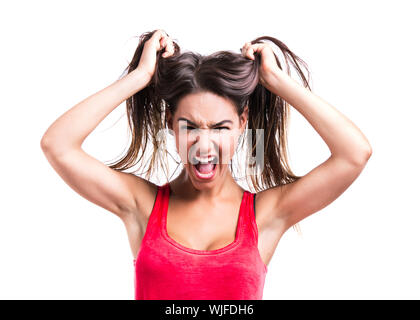 Bella giovane donna afferrando la propria capelli, isolato su bianco backgrund Foto Stock