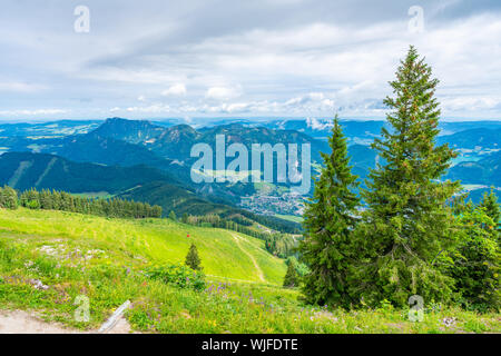 Vista di St.Gilgen villaggio e sulle montagne circostanti dal Zwolferhorn mountain nella regione del Salzkammergut, Austria Foto Stock