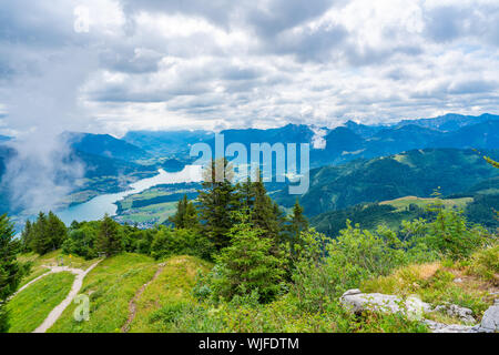 Vista del lago Wolfgangsee e le montagne circostanti da Zwolferhorn montagna in St.Gilgen villaggio nella regione del Salzkammergut, Austria Foto Stock