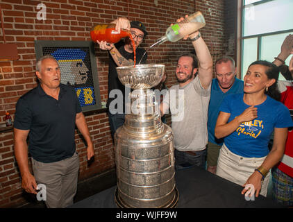 La Stanley Cup Champion San Louis Blues head coach Craig Berube (sinistra) e la sua fidanzata Dominique Pino (destra) guarda come Bloody Mary è versata nel Foto Stock