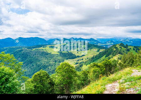 Vista sulle montagne in lontananza dalla montagna Zwolferhorn in Sankt Gilgen, nella regione del Salzkammergut, Austria Foto Stock