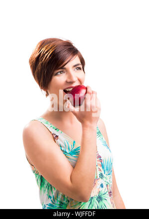 Bella donna di mangiare una mela, isolate su sfondo bianco Foto Stock