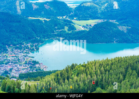 Vista di St.Gilgen village, Wolfgangsee sul lago e sulle montagne circostanti dal Zwolferhorn mountain nella regione del Salzkammergut, Austria Foto Stock