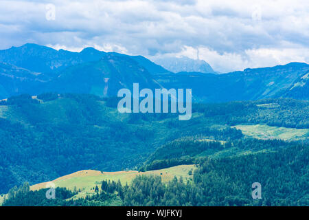 Vista sulle montagne in lontananza dalla montagna Zwolferhorn in Sankt Gilgen, nella regione del Salzkammergut, Austria Foto Stock