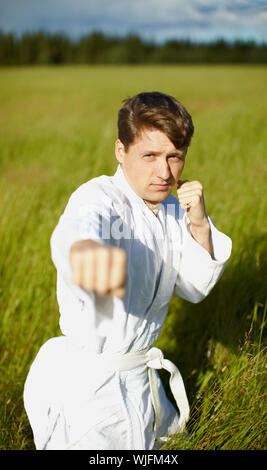 Il giovane karateka è impegnato in esercizi sulla natura Foto Stock