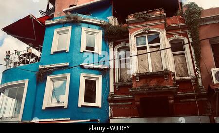 Ampio scatto di una casa blu e marrone con finestre e balcone Foto Stock