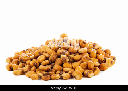 Un mucchio di tostato mais salata su sfondo bianco Foto Stock
