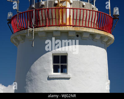 San Giovanni punto, Co. Donegal, Irlanda - 21 Maggio 2019 - faro bianco dietro bianco parete fieldstone davanti ad un cielo blu chiaro Foto Stock