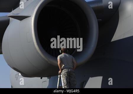 Membri del 145gruppo Manutenzione preparare la C-17 Globemaster III per distribuire a sostegno dell'Uragano Dorian sollievo in anticipo delle tempeste arrivo, mentre presso la North Carolina Air National Guard Base, Charlotte NC, 3 sett. 2019, 3 settembre 2019. Uragano Dorian è una categoria tre tempesta che ha causato gravi danni alle Bahamas con una sporgenza a colpire il Nord Carolina, ogni anno la 145Airlift Wing risponde e si prepara per qualsiasi uragano in caso di stateside approdo. Immagine cortesia Airman 1. Classe Juan Paz/145Airlift Wing, Affari pubblici North Carolina Air National Guard. Foto Stock