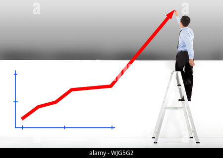 Imprenditore permanente sulla scaletta diagrammi di disegno Foto Stock