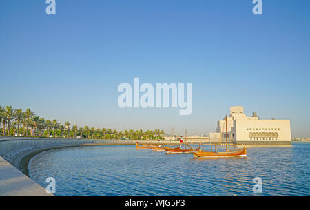 Quattro dhow ormeggiati nella baia con il Museo di Arte Islamica edificio in background. Foto Stock