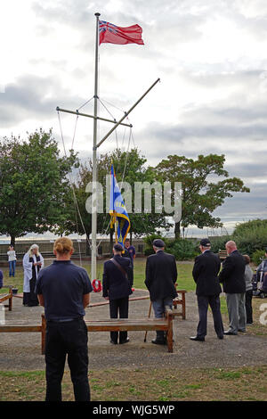 Queenborough, Kent, Regno Unito. Il 3 settembre, 2019. Battere la Red Ensign per la Marina Mercantile giorno - un flag il sollevamento cerimonia in Queenborough, Kent si è svolta questa sera ospitato da Queenborough Città del Consiglio come parte di questo evento nazionale di onorare la memoria di quegli uomini e donne coraggiosi che hanno mantenuto la nostra "isola nation' a galla durante le due guerre mondiali e celebrare la nostra dipendenza dal giorno moderno marittimi mercantili che sono responsabili per il 95% del Regno Unito le importazioni. L'evento è promosso dalla Marina Mercantile fondo e la gente di mare UK. Credito: James Bell/Alamy Live News Foto Stock