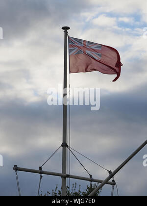 Queenborough, Kent, Regno Unito. Il 3 settembre, 2019. Battere la Red Ensign per la Marina Mercantile giorno - un flag il sollevamento cerimonia in Queenborough, Kent si è svolta questa sera ospitato da Queenborough Città del Consiglio come parte di questo evento nazionale di onorare la memoria di quegli uomini e donne coraggiosi che hanno mantenuto la nostra "isola nation' a galla durante le due guerre mondiali e celebrare la nostra dipendenza dal giorno moderno marittimi mercantili che sono responsabili per il 95% del Regno Unito le importazioni. L'evento è promosso dalla Marina Mercantile fondo e la gente di mare UK. Credito: James Bell/Alamy Live News Foto Stock