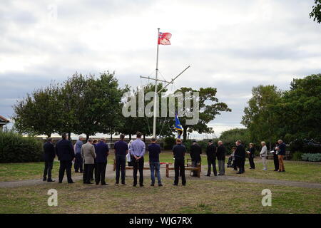 Queenborough, Kent, Regno Unito. Il 3 settembre, 2019. Battere la Red Ensign per la Marina Mercantile giorno - un flag il sollevamento cerimonia in Queenborough, Kent si è svolta questa sera ospitato da Queenborough Città del Consiglio come parte di questo evento nazionale di onorare la memoria di quegli uomini e donne coraggiosi che hanno mantenuto la nostra "isola nation' a galla durante le due guerre mondiali e celebrare la nostra dipendenza dal giorno moderno marittimi mercantili che sono responsabili per il 95% del Regno Unito le importazioni. L'evento è promosso dalla Marina Mercantile fondo e la gente di mare UK. Credito: James Bell/Alamy Live News Foto Stock