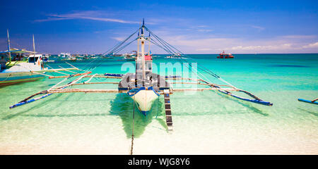 Barca alla spiaggia bianca con acqua turchese in Boracay, Filippine Foto Stock