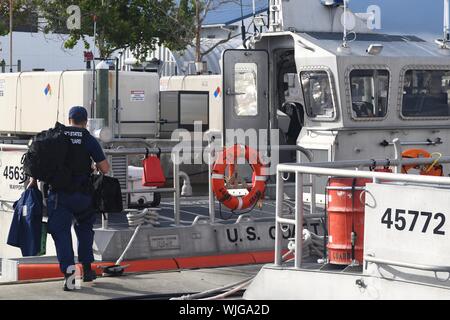 Gli equipaggi dalla Coast Guard Station Mayport, Port Canaveral e Ponce de Leon ingresso fare i preparativi per evacuare le attività e il suo equipaggio sett. 2, 2019, come parte degli sforzi di preparazione per l'arrivo dell'Uragano Dorian, 2 settembre 2019. La Guardia Costiera fortemente le avvertenze della comunità marittima e il pubblico a rimanere vigili e prendere le necessarie precauzioni come uragano Dorian approcci. (U.S. Coast Guard foto di Sottufficiali di terza classe Hunter Medley) Immagine cortesia Petty Officer di terza classe Hunter Medley/STATI UNITI Coast Guard District 7 PADET Jacksonville. () Foto Stock