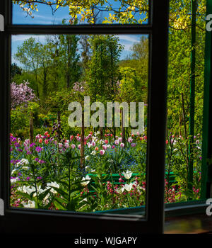 Giardino di Claude Monet a Giverny, in Normandia, visto attraverso la finestra della sua casa Foto Stock