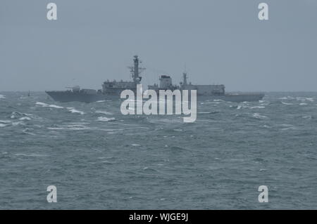 HMS Montrose Royal Navy Frigate off Portland Foto Stock