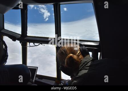 La 53rd Meteo squadrone di ricognizione, una Forza Aerea unità di riserva si trova a Keesler Air Force Base, Mississippi, 2 settembre 2019. raccolte informazioni meteo durante una missione in uragano Dorian sett. 2, 2019. I dati raccolti sono utilizzati dal National Hurricane Center per le loro previsioni. (U.S. Air Force foto di Tech. Sgt. Christopher Carranza). () Foto Stock