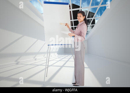 Imprenditrice dipinto su un cavalletto contro server tower visto attraverso la finestra Foto Stock