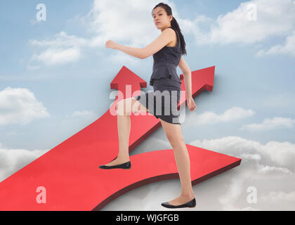 Imprenditrice intensificando contro porte con apertura per mostrare freccia rossa e cielo Foto Stock