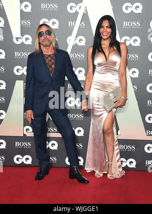 Iggy Pop (sinistra) e la moglie Nina Alu arrivando al GQ Men of the Year Awards 2019 in associazione con Hugo Boss, tenutosi presso la Tate Modern di Londra. Foto Stock