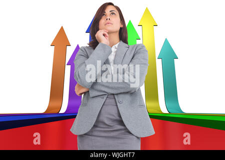 Focalizzato imprenditrice contro le frecce rosse in un paesaggio del deserto Foto Stock