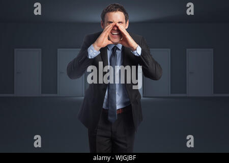 Gridando imprenditore contro la apertura della porta a mostrare freccia rossa Foto Stock