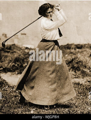 Le donne la riproduzione dello sport tradizionale nel 1911. Una femmina di giocare a golf in un una formale gonna lunga Foto Stock