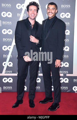 Nick Grimshaw (sinistra) e Henry Meshak arrivando al GQ Men of the Year Awards 2019 in associazione con Hugo Boss, tenutosi presso la Tate Modern di Londra. Foto Stock