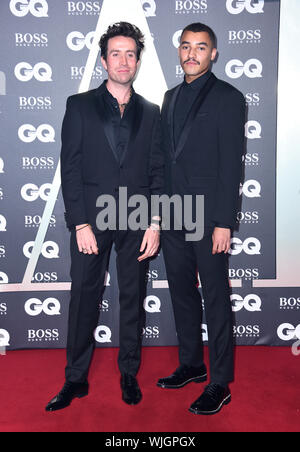 Nick Grimshaw (sinistra) e Henry Meshak arrivando al GQ Men of the Year Awards 2019 in associazione con Hugo Boss, tenutosi presso la Tate Modern di Londra. Foto Stock