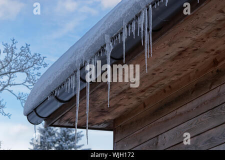 Close up di ghiaccioli sospesi dal tetto. Torfhaus, Germania Foto Stock