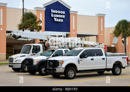 Indialantic. Florida. Stati Uniti d'America. 3 settembre 2019 come uragano Dorian si muove lentamente a nord dopo la devastazione delle Bahamas costa orientale della Florida si prepara. Numerose aziende sono state chiuse e alcuni negozi rimangono aperti. Spiaggia di erosione e alte maree ha chiuso le spiagge. Companys di potenza sono apparecchiature di sosta nella zona efficace. Credito foto Julian Porro / Alamy Live News Foto Stock