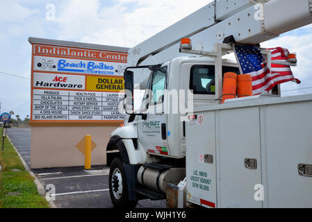 Indialantic. Florida. Stati Uniti d'America. 3 settembre 2019 come uragano Dorian si muove lentamente a nord dopo la devastazione delle Bahamas costa orientale della Florida si prepara. Numerose aziende sono state chiuse e alcuni negozi rimangono aperti. Spiaggia di erosione e alte maree ha chiuso le spiagge. Companys di potenza sono apparecchiature di sosta nella zona efficace. Credito foto Julian Porro / Alamy Live News Foto Stock