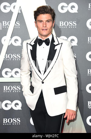 Oliver Cheshire arrivando al GQ Men of the Year Awards 2019 in associazione con Hugo Boss, tenutosi presso la Tate Modern di Londra. Foto Stock