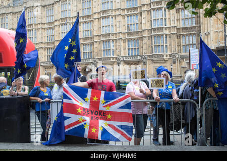 College Green, Londra, Regno Unito. Il 3 settembre 2019. Il primo ministro, Boris Jonson si affaccia una ribellione dal conservatore senior MPs ai piani di bloccare in modo efficace il Regno Unito a lasciare l'UE senza un accordo il 31 ottobre. I Tories ribelli piano al retro di un movimento in Parlamento per una nuova legislazione per ritardare Brexit fino al gennaio 2020. A meno che il governo si impegna a non trattare di uscita o di un nuovo accordo di ritiro con la UE. Foto Stock