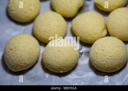 Pao de Queijo (brasiliano formaggio pane) una golosa e un delizioso snack fatta con farina di tapioca e formaggio. In casa pronto a mangiare Foto Stock