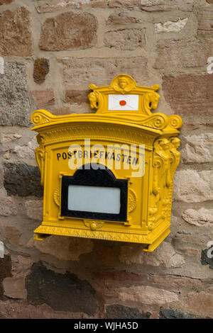 Vecchio arrugginito mailbox sulla parete in legno Foto Stock